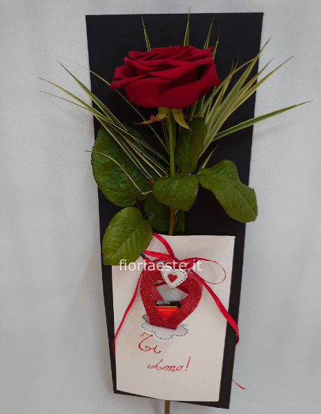 Rosa rossa singola su cartoncino con cuore porta-cioccolatino e cioccolatino e dedica personalizzata