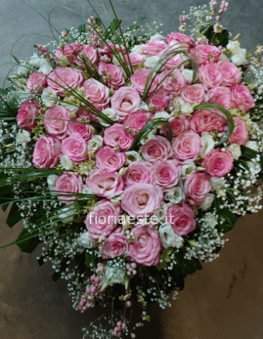 Cuore grande rosa e bianco, rose, lisianthus, gypsophila, verdi