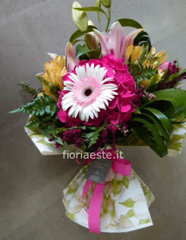 Bouquet assortito di fiori misti colorati
