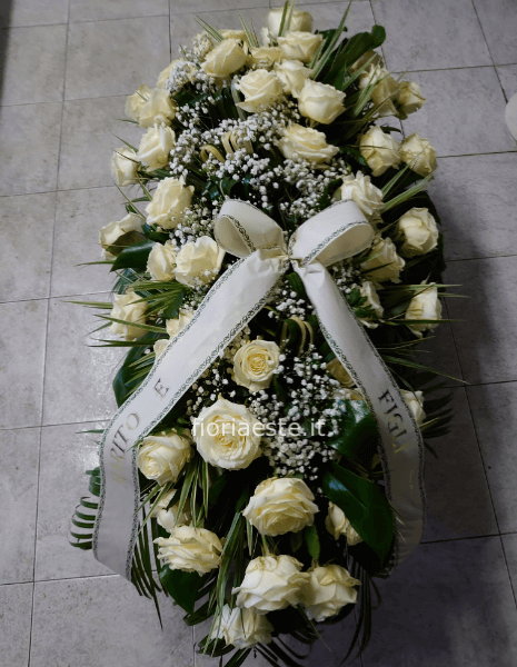 cuscino dei sogni infiniti di rose bianche, gypsophila e mix di verdi pregiati