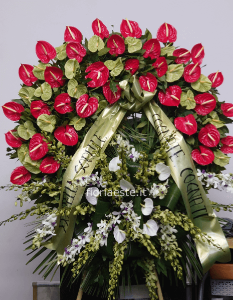 Corona funebre con fiori freschi assortiti, colorata.