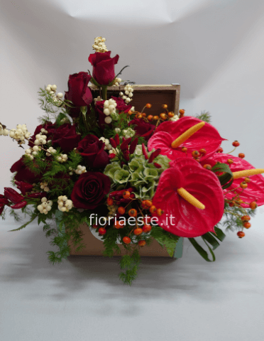 Bauletto in legno con rose rosse, anthurium, fiori e verdi pregiati di contorno