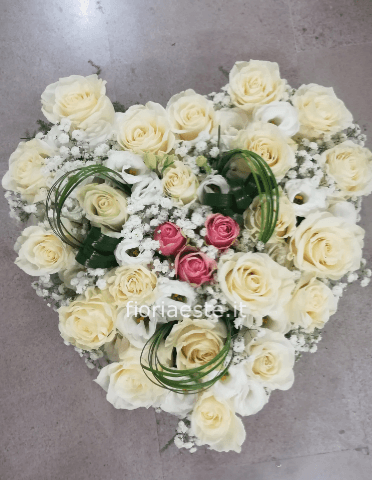 Composizione a forma di cuore con rose bianche